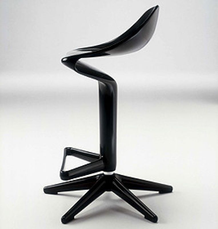 Schwarzer Kartell Hocker "Spoon" mit geschwungener Sitzfläche und Fußstütze, modernes Design für Küche und Bar.